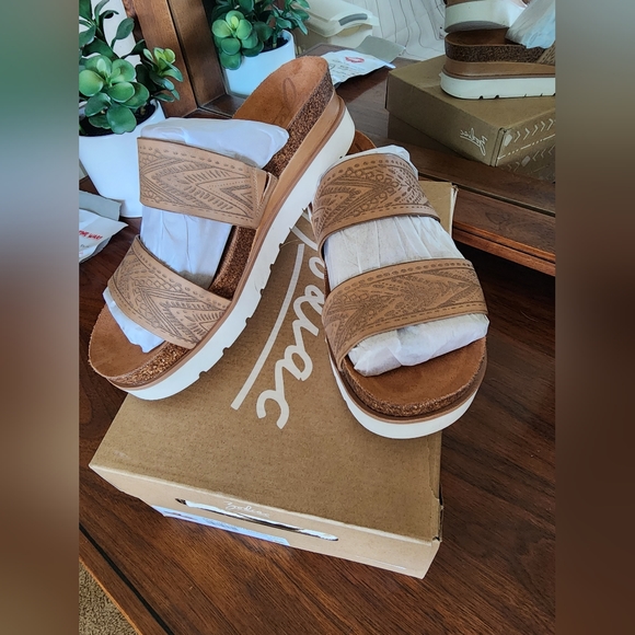 Zodiac Shoes - Zodiac, Kaia platform sandal. Size 9, NIB